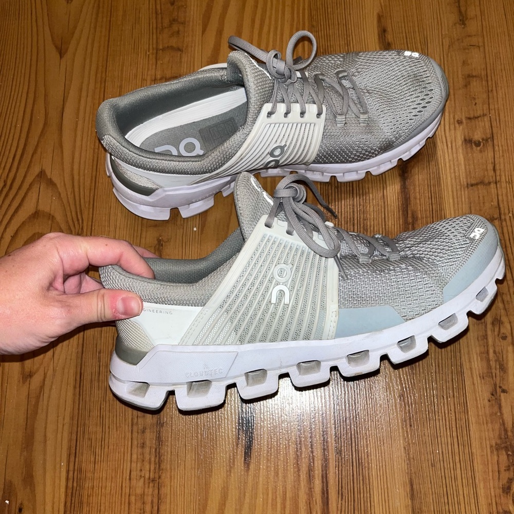 Tennis shoes